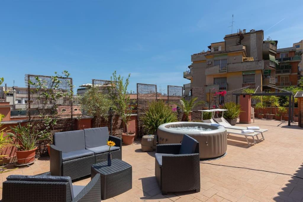 Penthouse With Jacuzzi On Private Terrace In Trastevere 로마 외부 사진