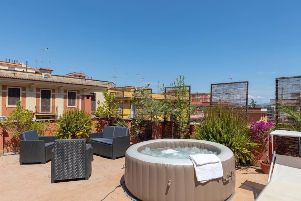 Penthouse With Jacuzzi On Private Terrace In Trastevere 로마 외부 사진